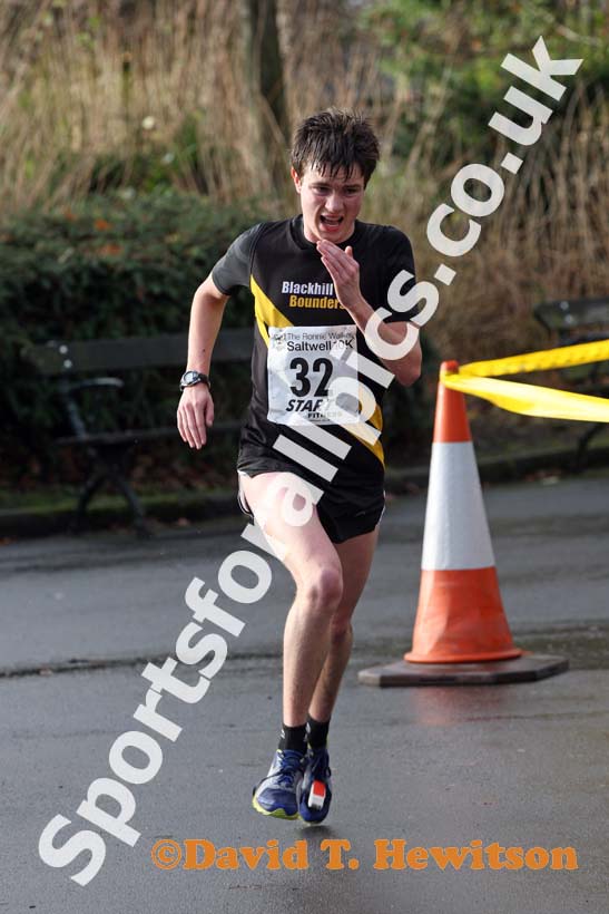 Jordan Bell (Blackhill Bounder) finishing the Ronnie Walker Saltwell 10k Road Race, Gateshead. Photo: David T. Hewitson/Sports for All Pics